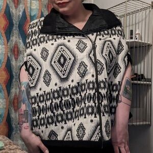 Urban Outfitters Kimchi Blue Poncho Cape Jacket Black Cream Pockets Size Small